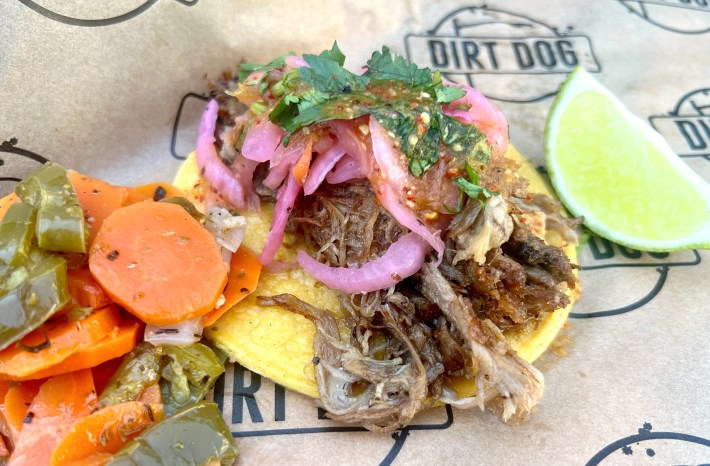 Dirt Dog taco de carnitas.