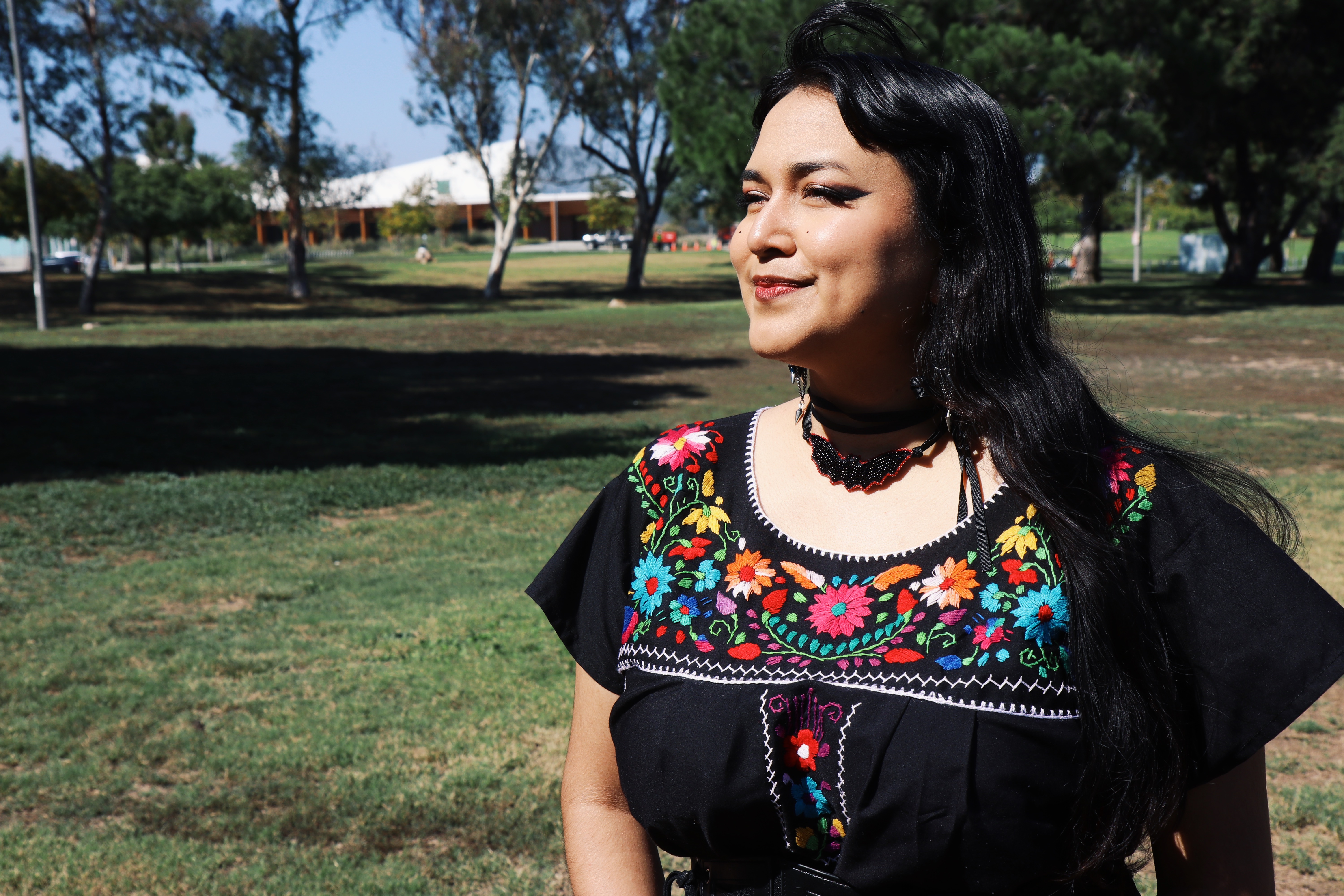 这位来自东南洛杉矶的朋克哥特Chicana通过她的珠子工艺庆祝墨西哥的土著艺术