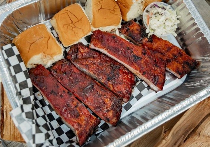 5 pork spare ribs with bread and slaw