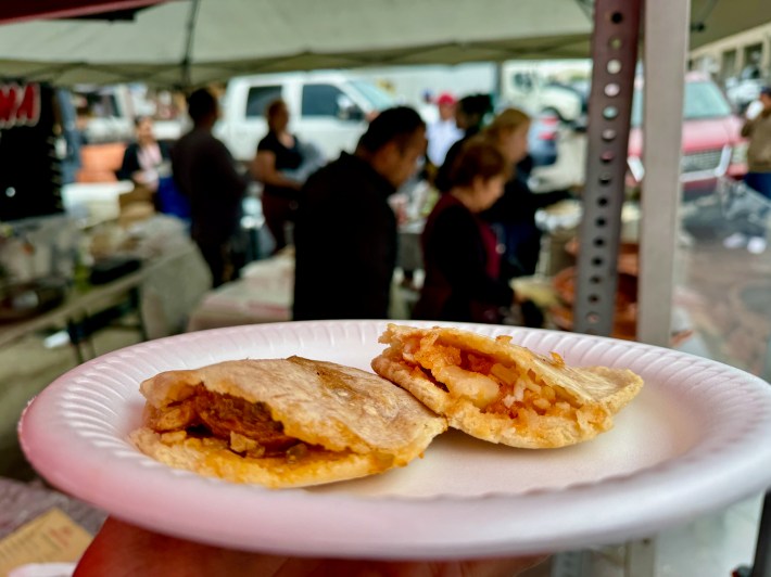 A gordita de chicharrón en salsa verde.