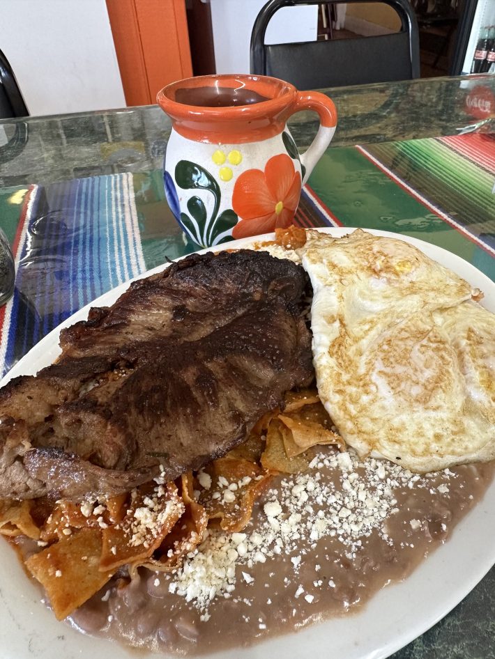 Chilaquiles at La Que Si Llena.