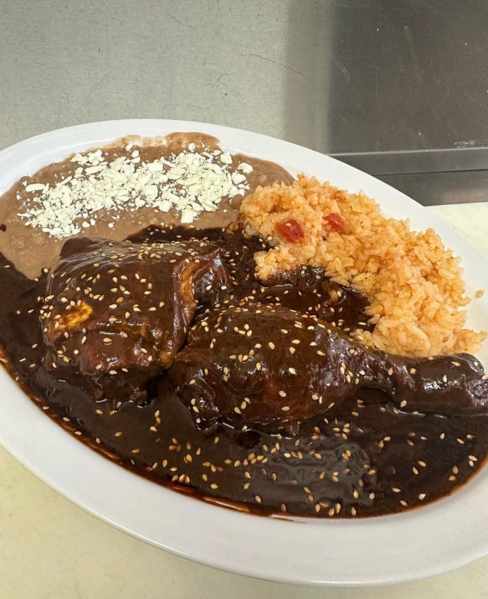 Mole de pollo at La Que Si Llena.