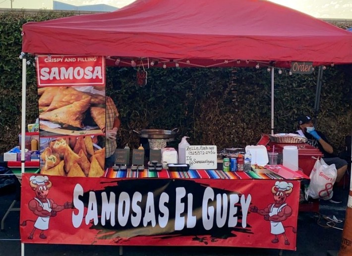 The red Samosas El Guey stand.