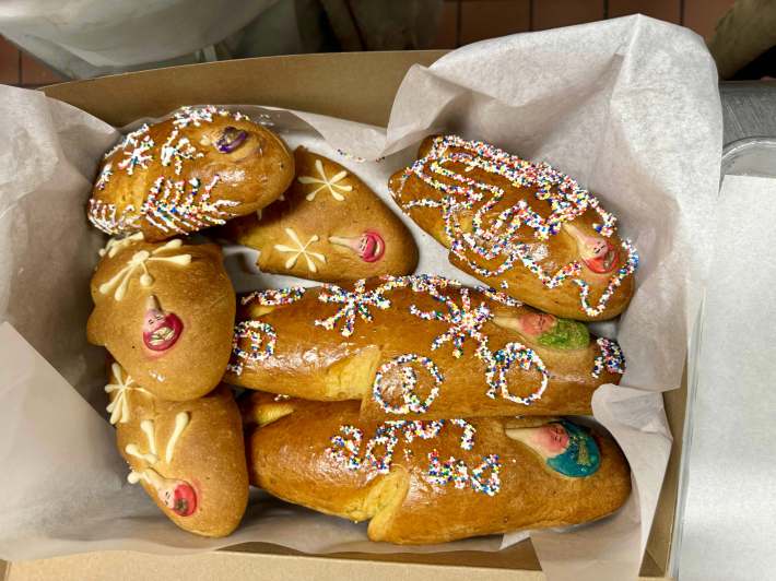 Hand-painted pan de muerto at La Yalaltequita