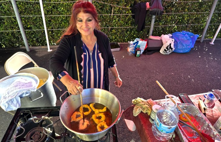 Luz del Sol making picarones and smiling