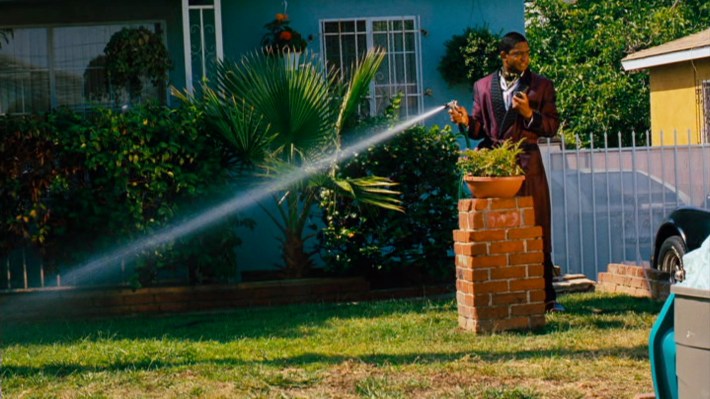Craig’s next-door neighbor, Stanley (Ronn Riser), waters his lawn. Screenshot via New Line Cinema.