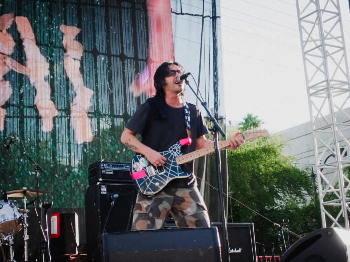 Zac Carper of FIDLAR singing into the mic.