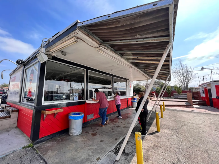 the outsidise of Tacos La Central.