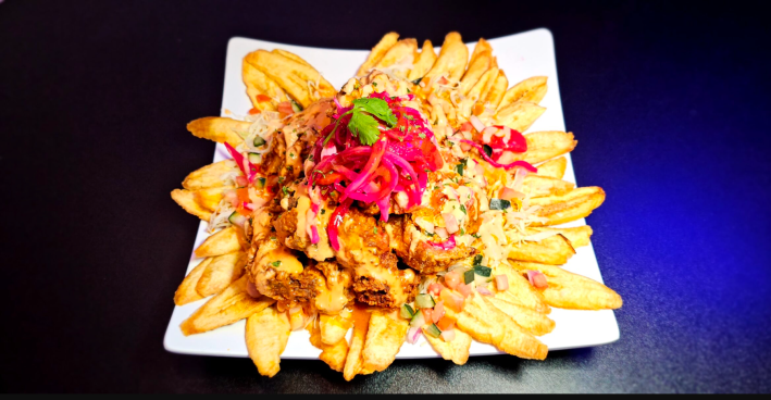 Fried chicken with plantains, toppings and a special sauce.