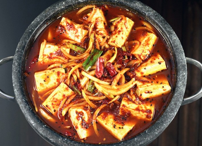 Spicy chile-braised tofu in a red broth and stone pot