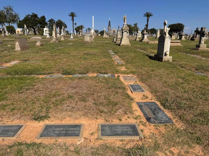 Calvary cemetery. Photo by Erick Galindo for L.A. TACO.