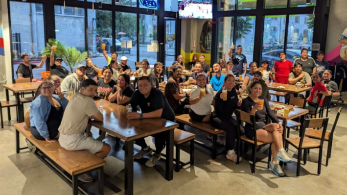 a restaurant full of individuals with drinks