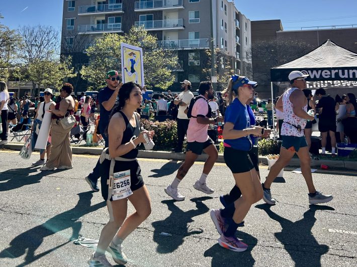 a group of people running in a marathon