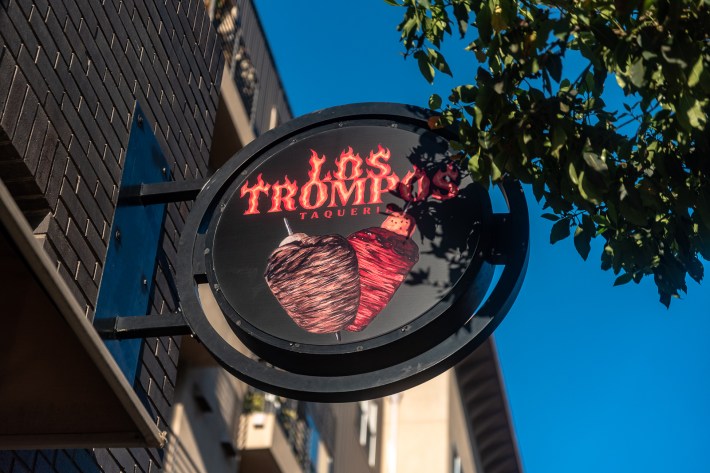 the "Los Trompos" sign
