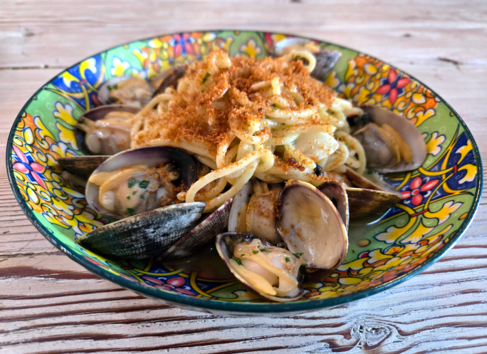 A bowl of spaghetti and clams