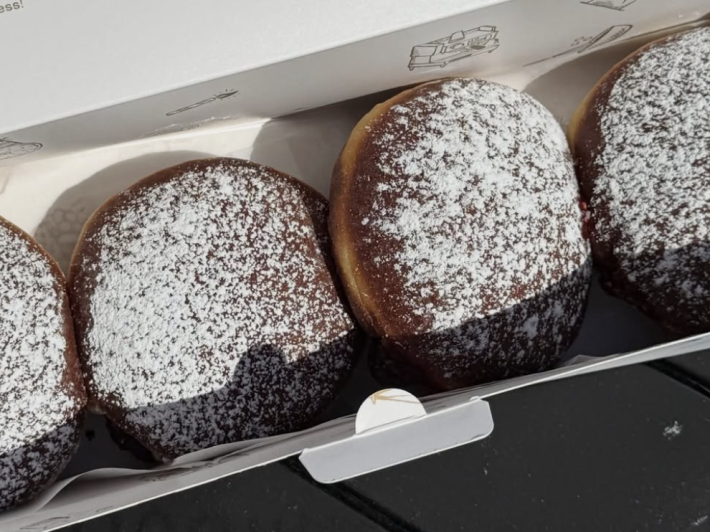 powdered doughtnuts