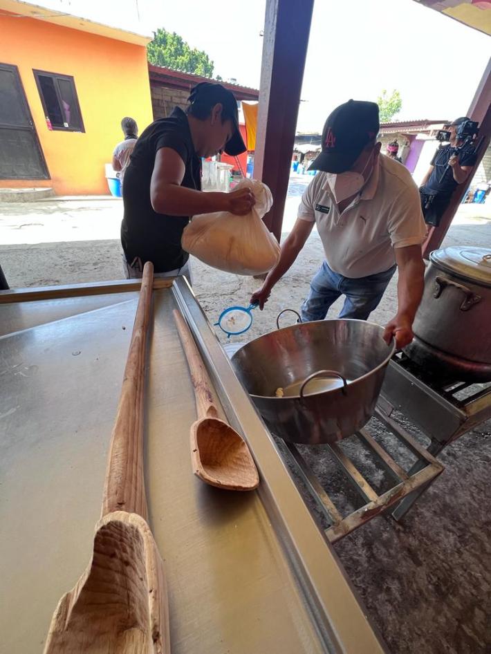 The quesillo cheesemaking process in Etla, Oaxaca. Photo by @Oaxacking/IG.