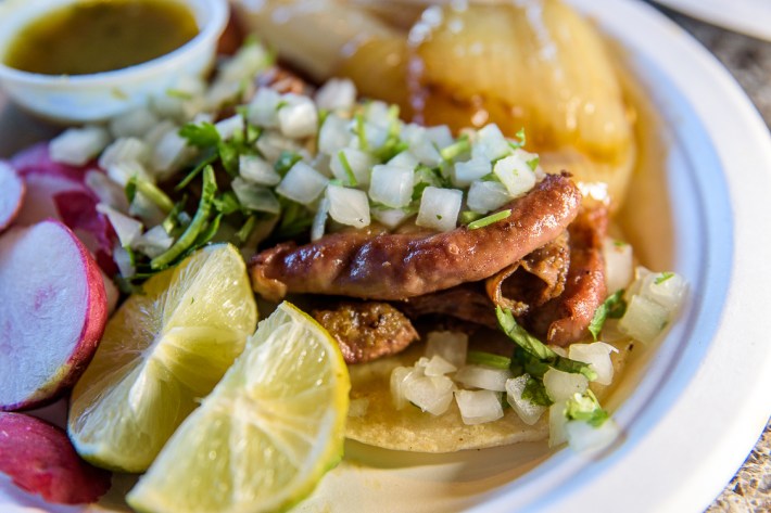 Taco de tripa dorada at El Sauz.