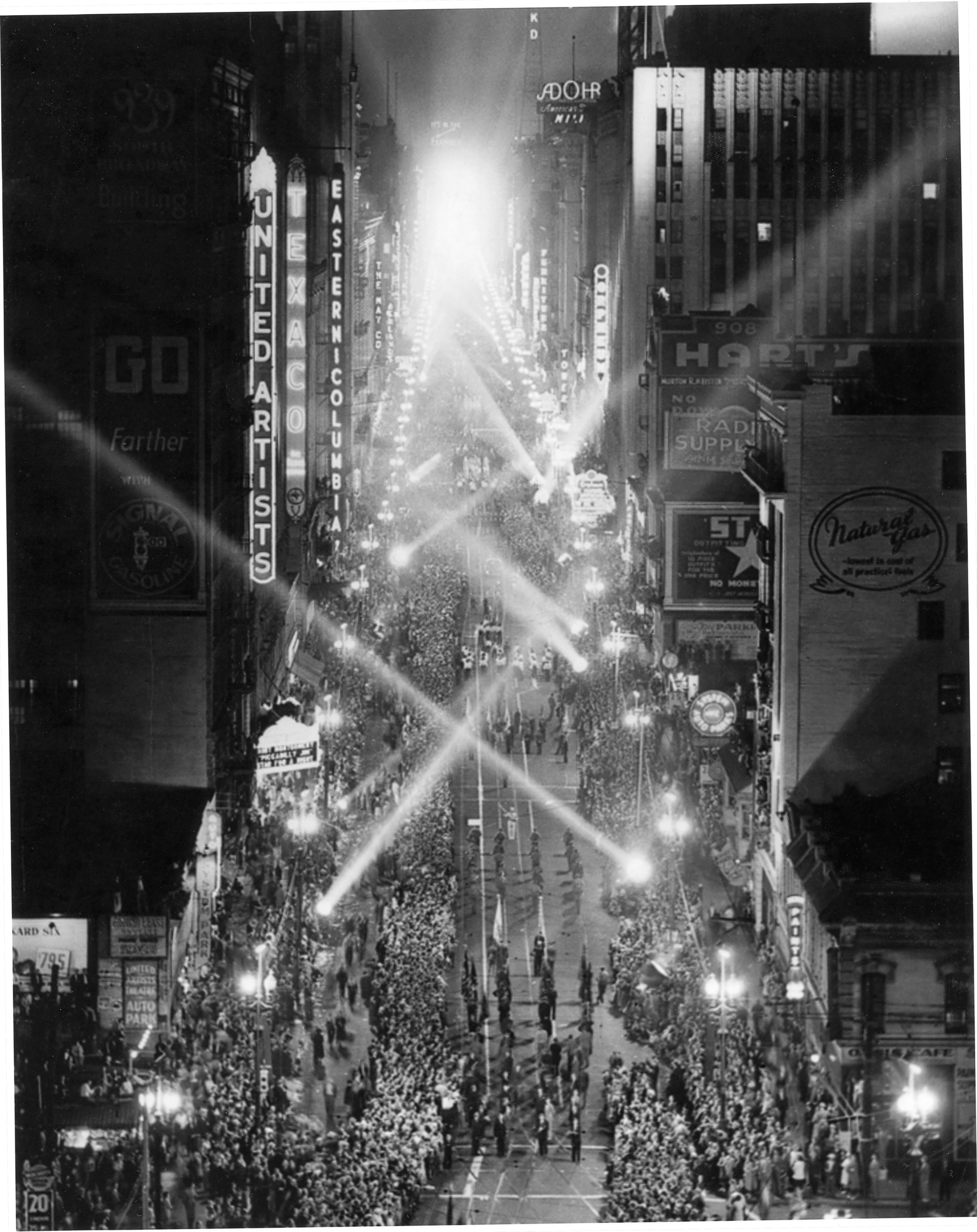 SPIL-pg038_BroadwayLights