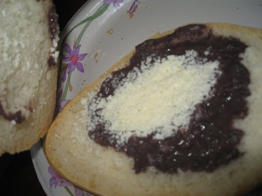 Pan con frijoles