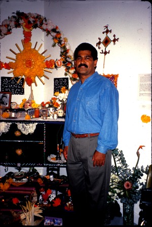 rsz12-alec-with-mama-lupe-altar-1995.jpg